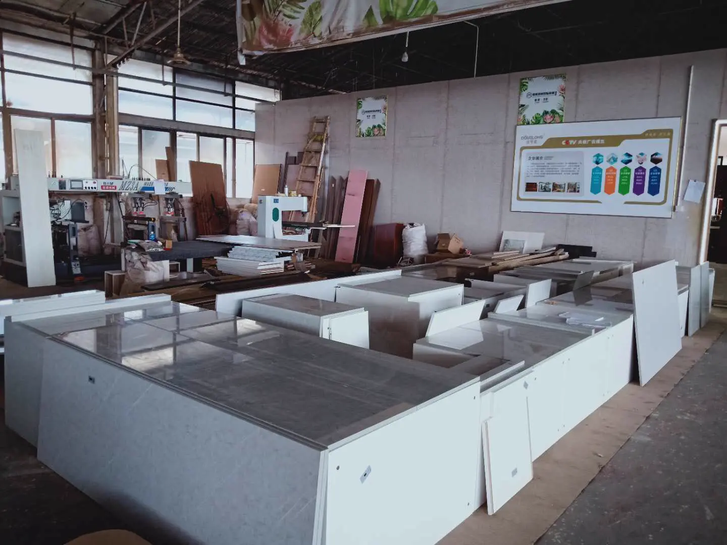 Selecting large-format tiles on the factory floor before packing
